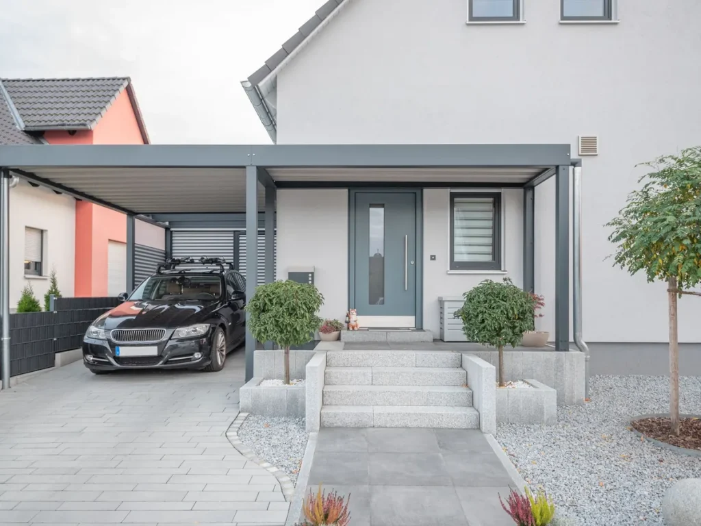 Wohnhaus mit Carport und Eingangsüberdachung aus Metall