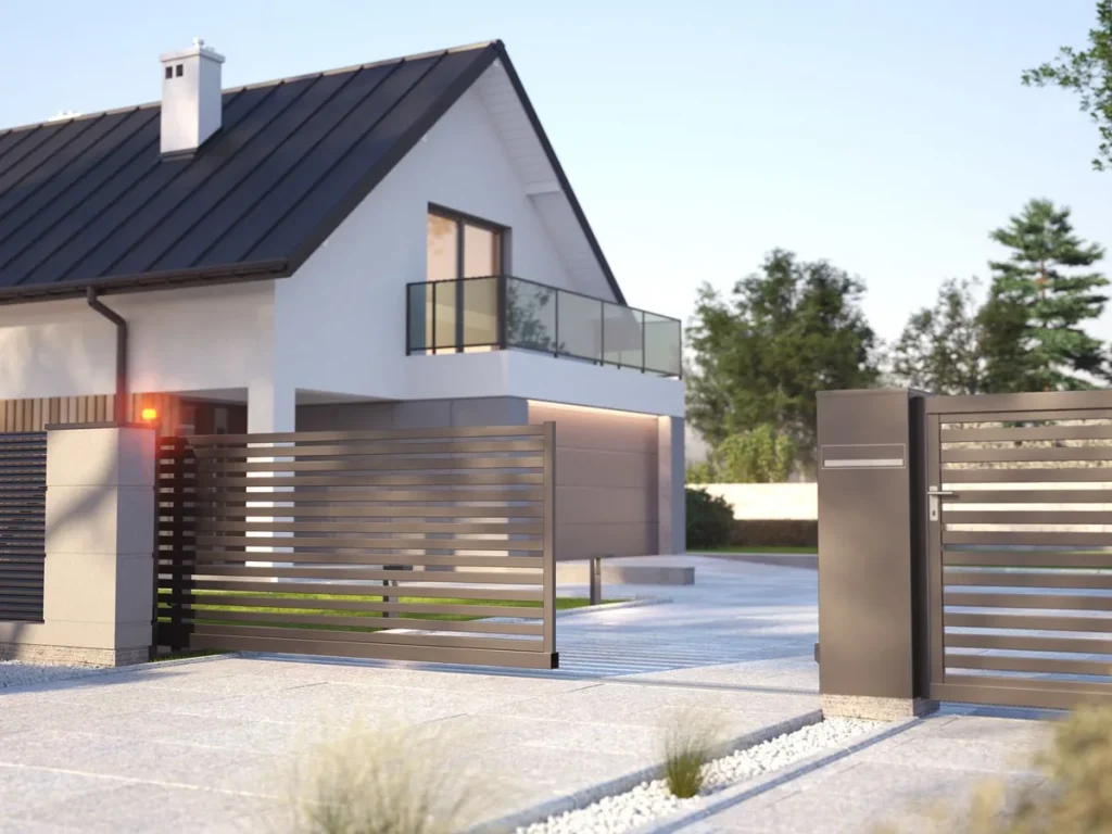 Wohnhaus mit Einfahrtstor und Zaunanlage