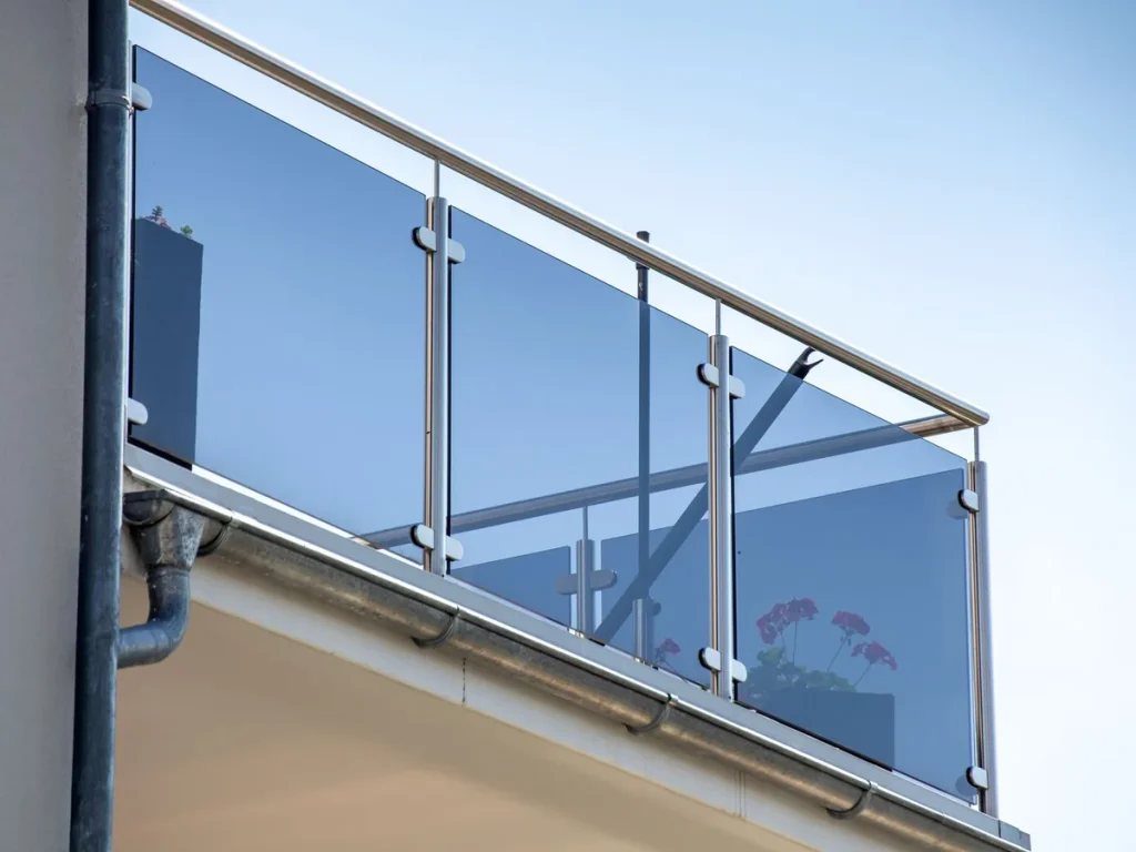Detail eines Glasgeländers mit Edelstahlklemmen