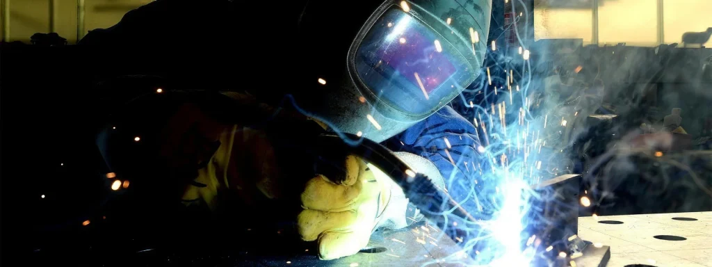 Metallbauer bei der Arbeit in der Werkstatt