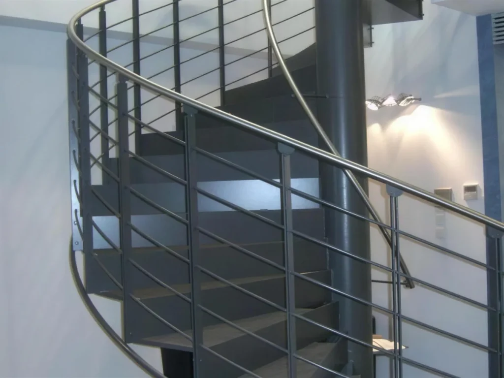 Wendeltreppe innen mit Edelstahlgeländer